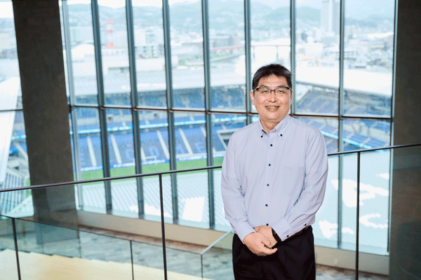 オフィスからは、地域のシンボルであるサッカースタジアムが一望できる