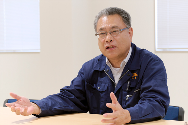 導入前の課題についてお話されるツカサホールディングス株式会社の山本様。