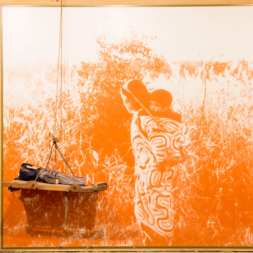 おしゃれな着物で子供をおんぶする母親 (一財)アイヌ民族博物館