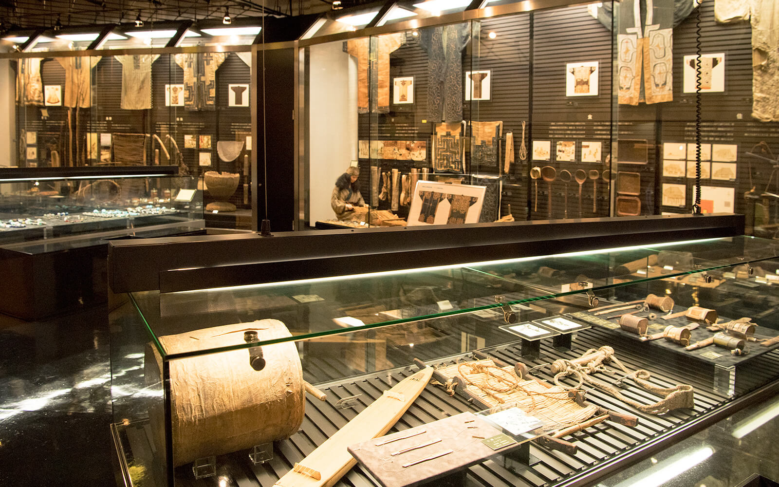 釧路市立博物館に展示されている数々のアイヌに関するアイテム