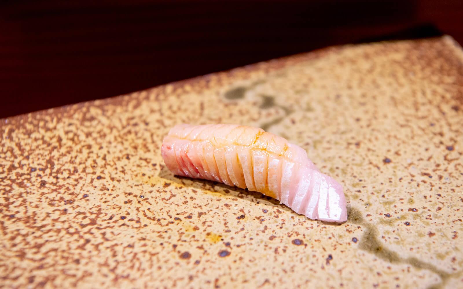 ヒラマサ表裏に入れた隠し包丁が甘さを際ただせる