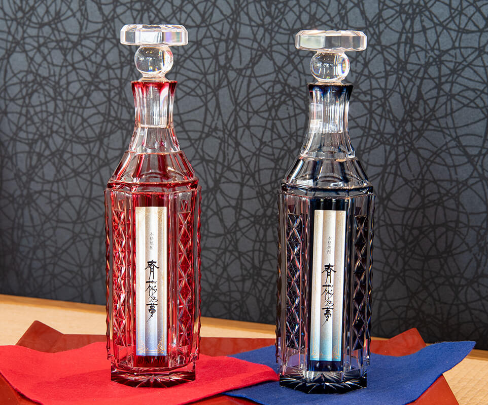 濱田酒造が販売する薩摩切子の焼酎ボトル・「本格焼酎斉彬乃夢」